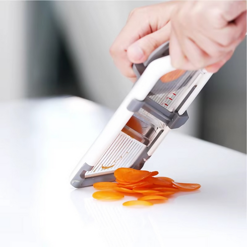 Handheld multifunctional shredder or slicer for fruits and vegetables