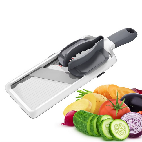 Handheld multifunctional shredder or slicer for fruits and vegetables