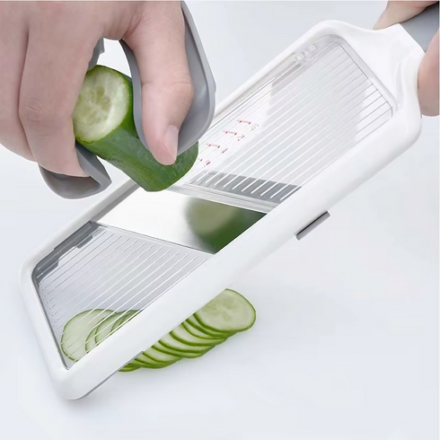 Handheld multifunctional shredder or slicer for fruits and vegetables